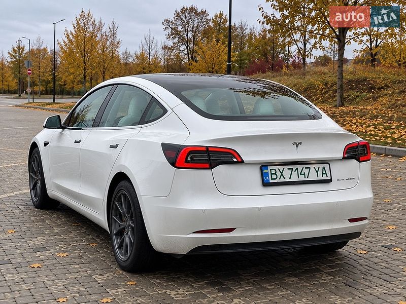 Седан Tesla Model 3 2020 в Львове