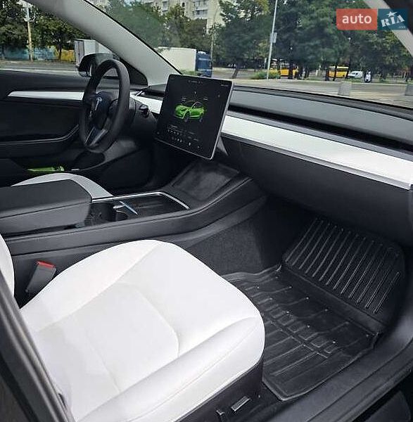 Седан Tesla Model 3 2022 в Киеве