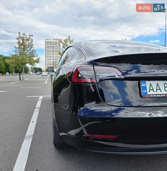 Седан Tesla Model 3 2022 в Киеве