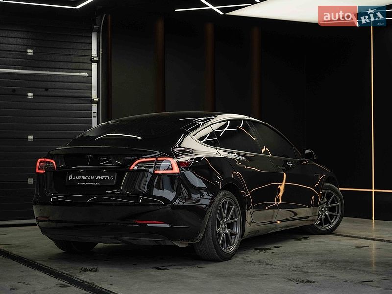 Седан Tesla Model 3 2019 в Черновцах