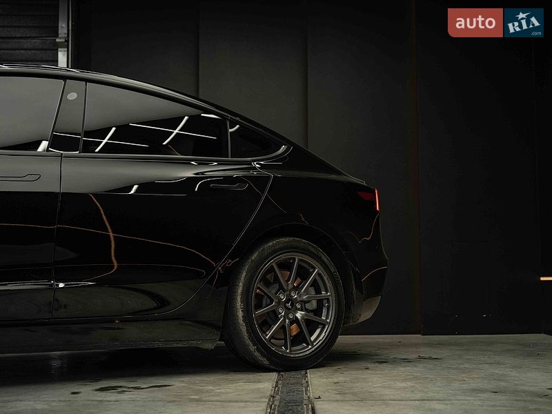 Седан Tesla Model 3 2019 в Черновцах