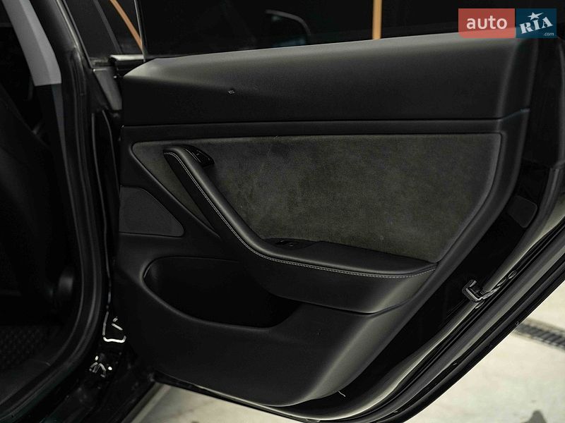 Седан Tesla Model 3 2019 в Черновцах