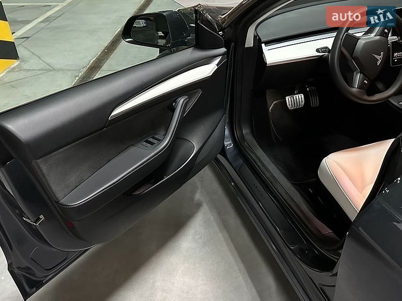 Седан Tesla Model 3 2022 в Черкассах