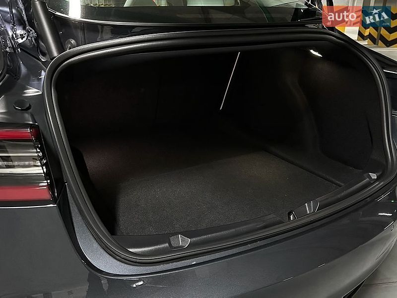 Седан Tesla Model 3 2022 в Черкассах