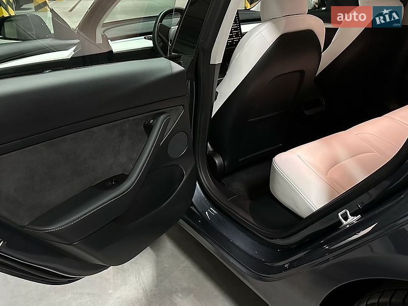 Седан Tesla Model 3 2022 в Черкассах