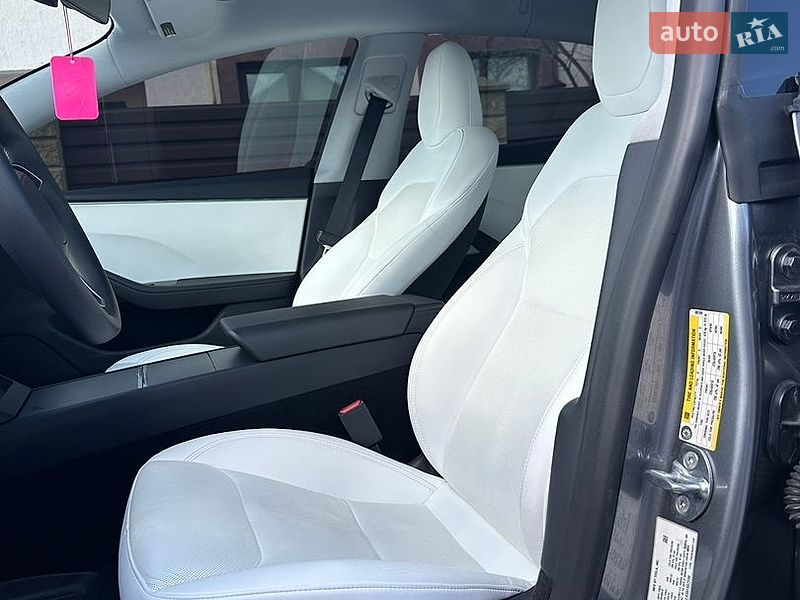 Седан Tesla Model 3 2024 в Звягеле