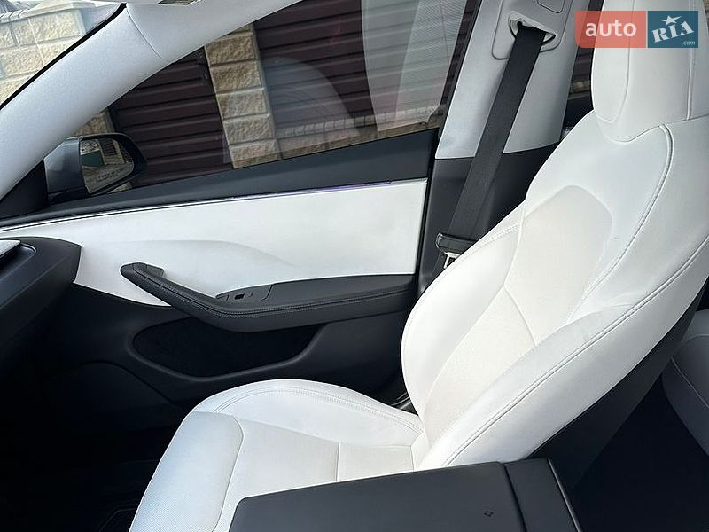Седан Tesla Model 3 2024 в Звягеле