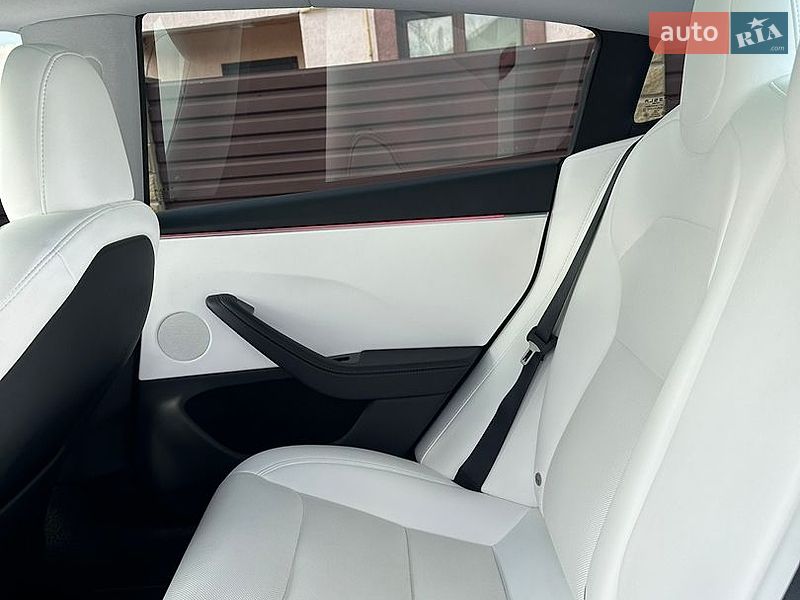Седан Tesla Model 3 2024 в Звягеле