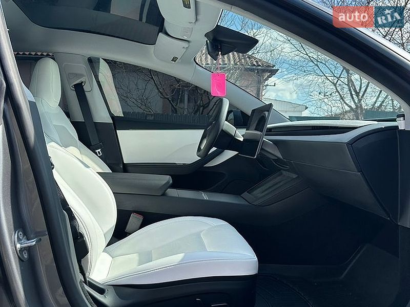Седан Tesla Model 3 2024 в Звягеле