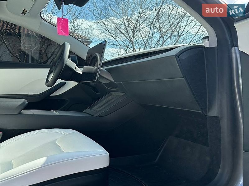 Седан Tesla Model 3 2024 в Звягеле
