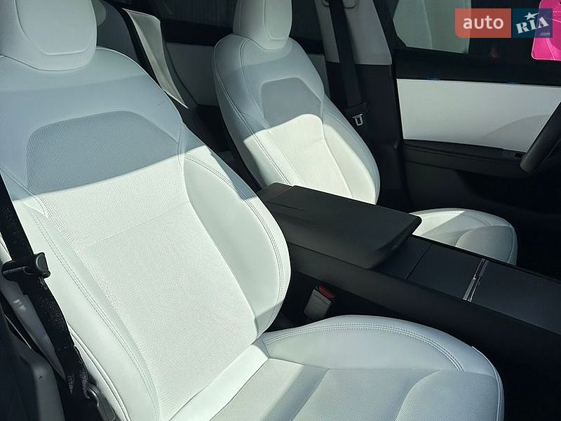 Седан Tesla Model 3 2024 в Звягеле