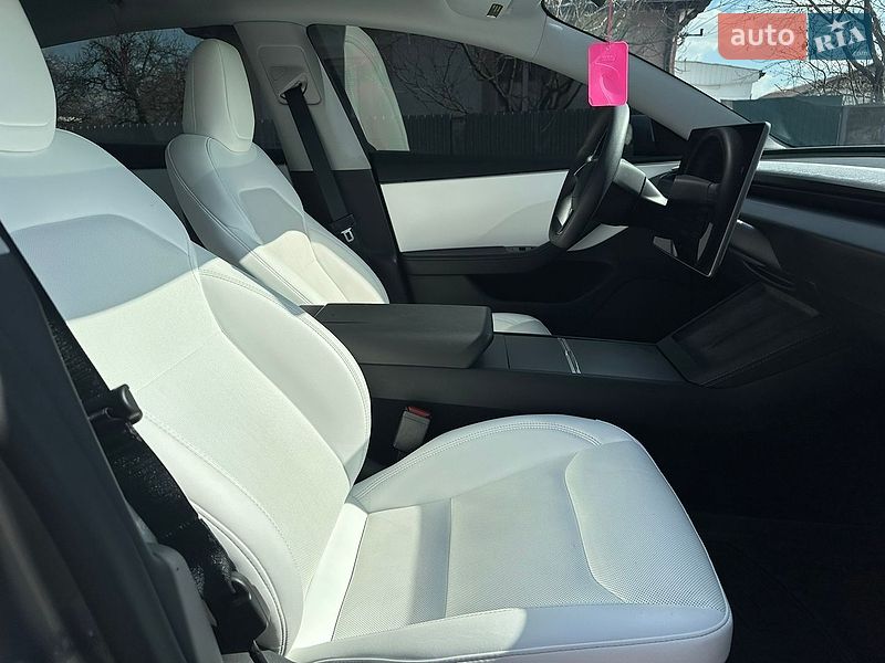 Седан Tesla Model 3 2024 в Звягеле