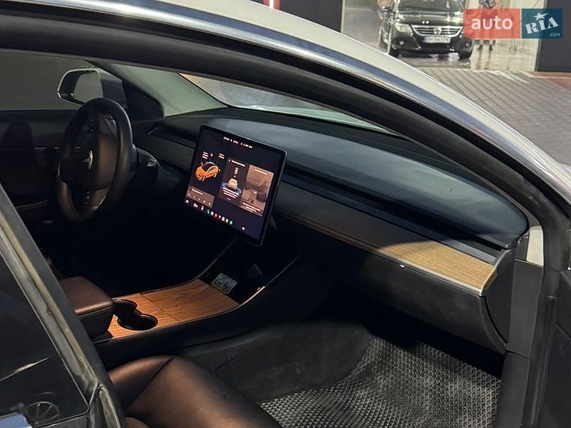 Седан Tesla Model 3 2019 в Виннице