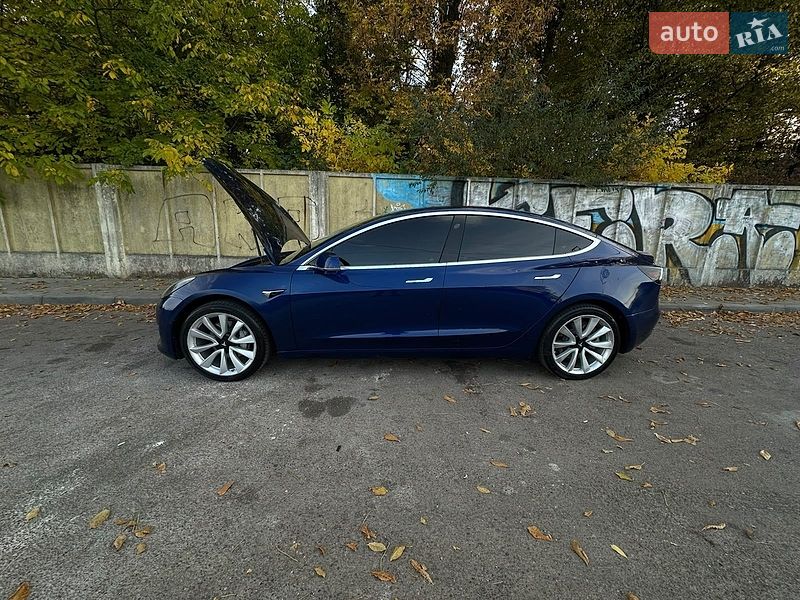 Седан Tesla Model 3 2020 в Львове