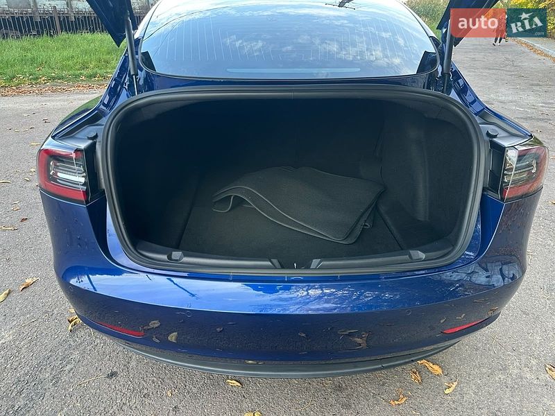 Седан Tesla Model 3 2020 в Львове