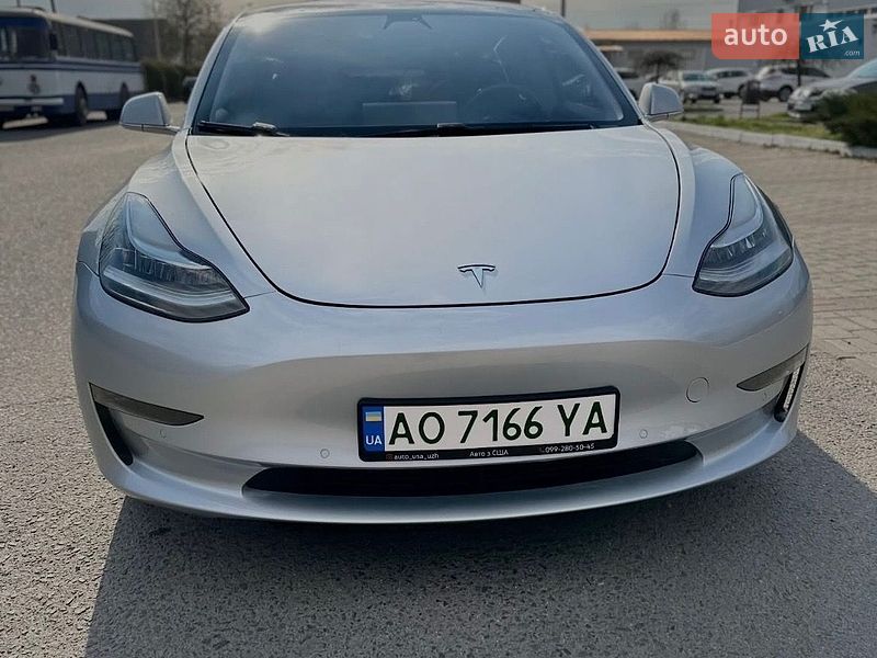 Седан Tesla Model 3 2018 в Ужгороде