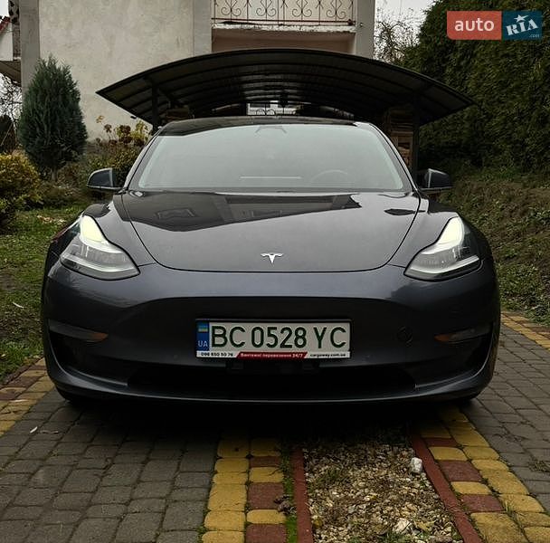Седан Tesla Model 3 2019 в Львові