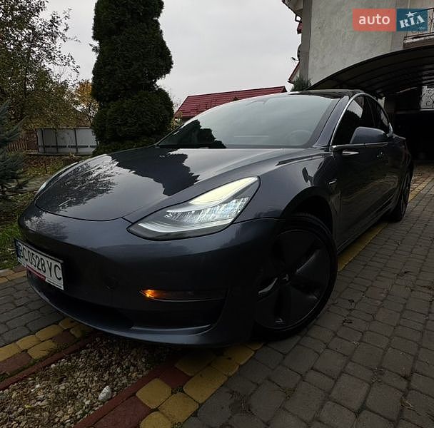 Седан Tesla Model 3 2019 в Львові