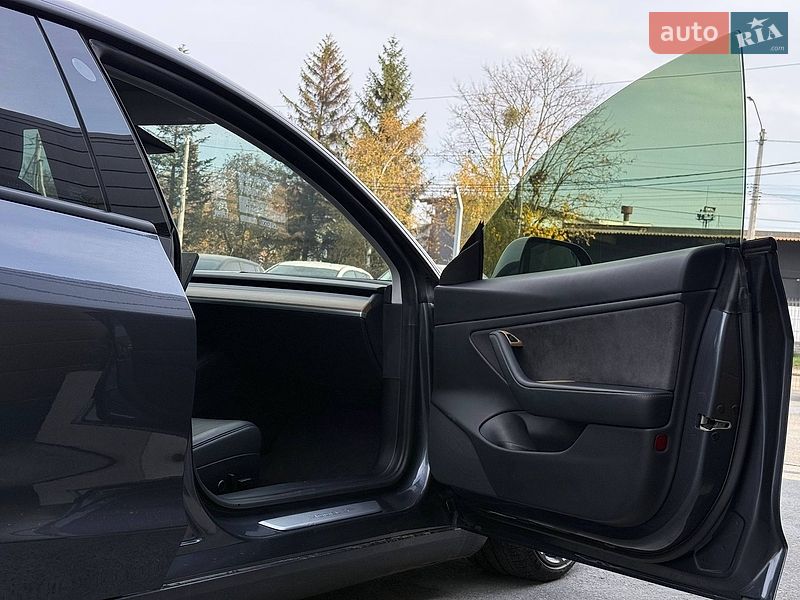 Седан Tesla Model 3 2020 в Рівному