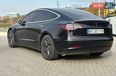 Седан Tesla Model 3 2019 в Дубні
