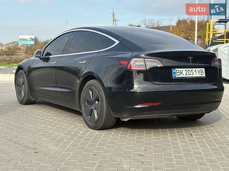 Седан Tesla Model 3 2019 в Дубні