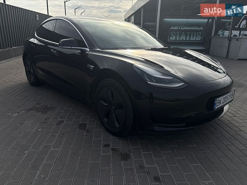 Седан Tesla Model 3 2019 в Дубні