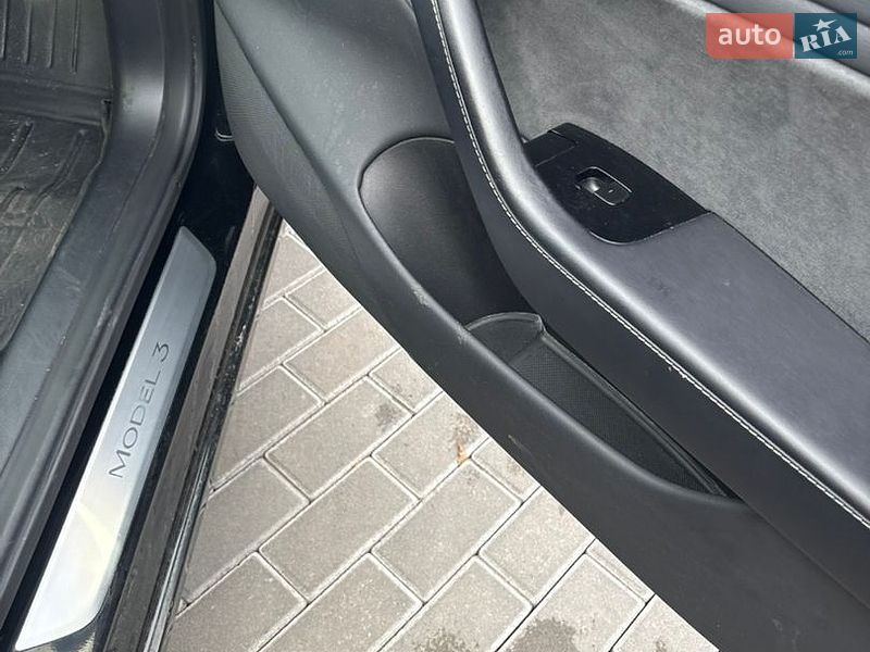 Седан Tesla Model 3 2019 в Дубні
