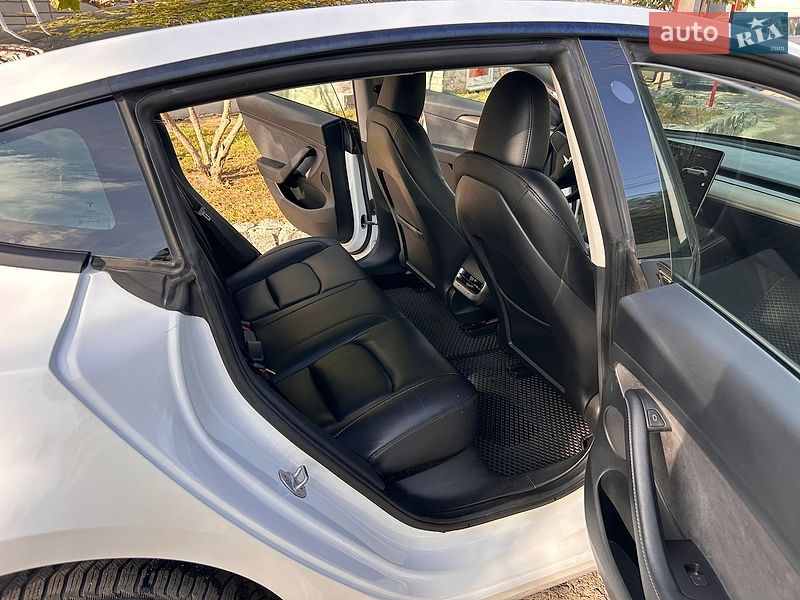 Седан Tesla Model 3 2023 в Днепре