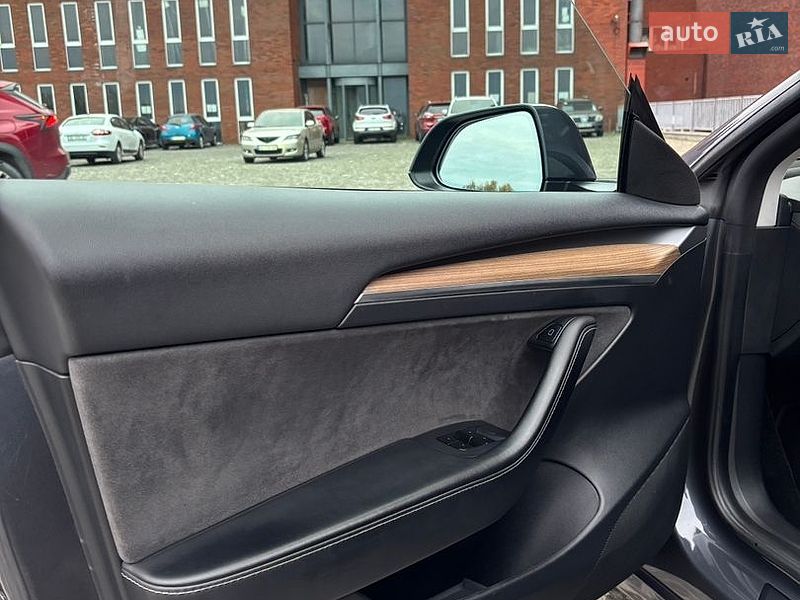 Седан Tesla Model 3 2023 в Днепре