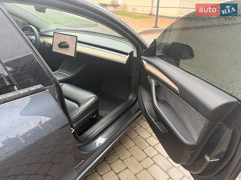 Седан Tesla Model 3 2022 в Львове