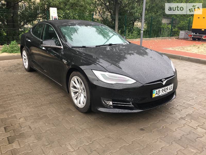 Седан Tesla Model S 2016 в Виннице