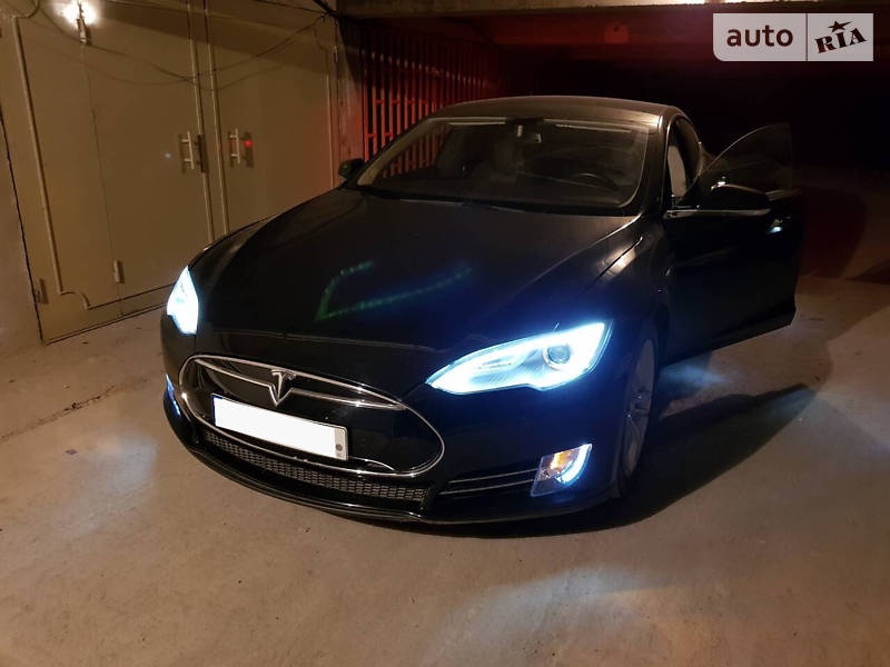 Tesla Model S 2014 года