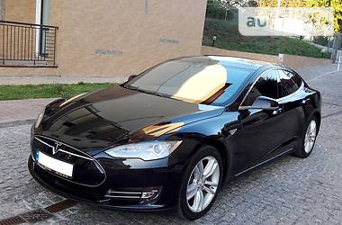 Лифтбек Tesla Model S 2016 в Киеве