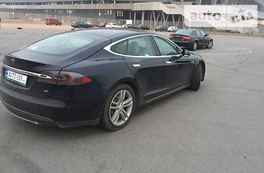 Седан Tesla Model S 2014 в Львове