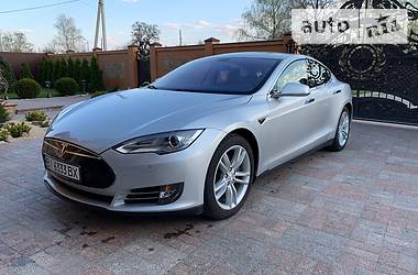 Седан Tesla Model S 2014 в Пирятині