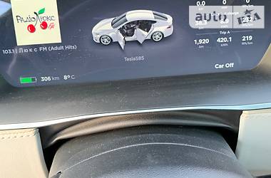 Седан Tesla Model S 2014 в Пирятине