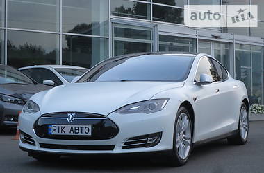 Седан Tesla Model S 2015 в Киеве