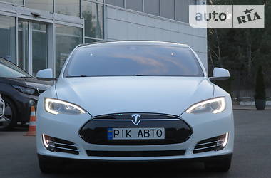 Седан Tesla Model S 2015 в Киеве