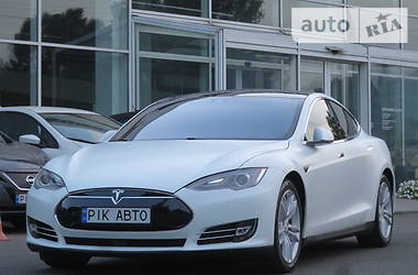 Седан Tesla Model S 2015 в Киеве