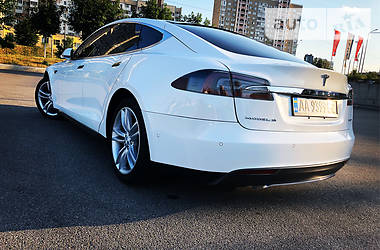 Лифтбек Tesla Model S 2015 в Киеве