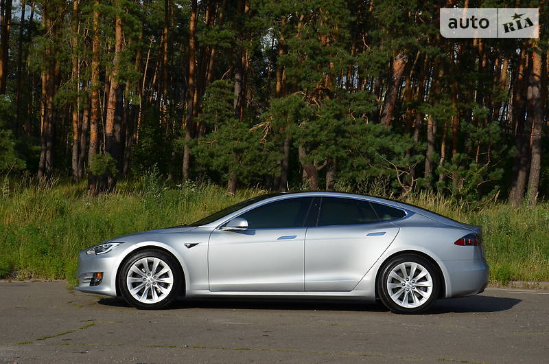 Седан Tesla Model S 2018 в Києві