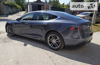 Хэтчбек Tesla Model S 2015 в 