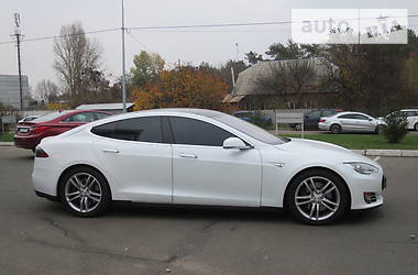 Седан Tesla Model S 2015 в Киеве