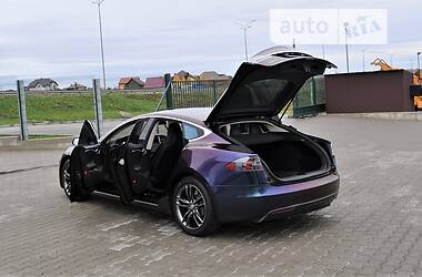 Седан Tesla Model S 2015 в Рівному