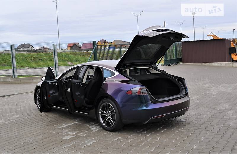 Седан Tesla Model S 2015 в Рівному