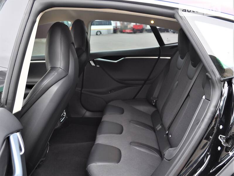 Седан Tesla Model S 2015 в Рівному