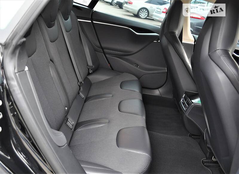 Седан Tesla Model S 2015 в Рівному