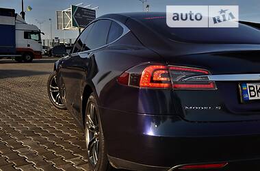 Седан Tesla Model S 2015 в Рівному