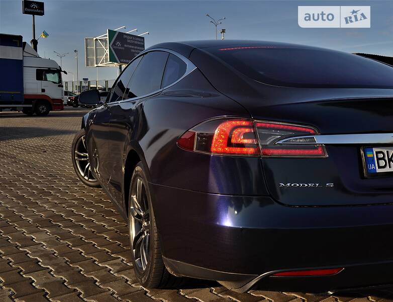 Седан Tesla Model S 2015 в Рівному