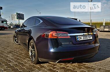Седан Tesla Model S 2015 в Рівному